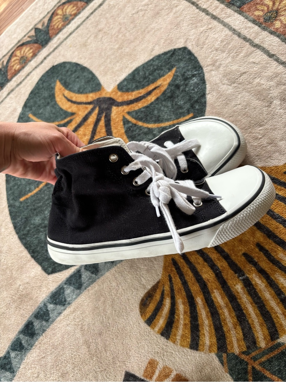Barefoot “converse” - Picture 3 of 6